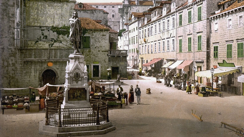 Estátua de Ivan Gundulić em postal impresso entre 1890 e 1905 / Wikimedia Commons