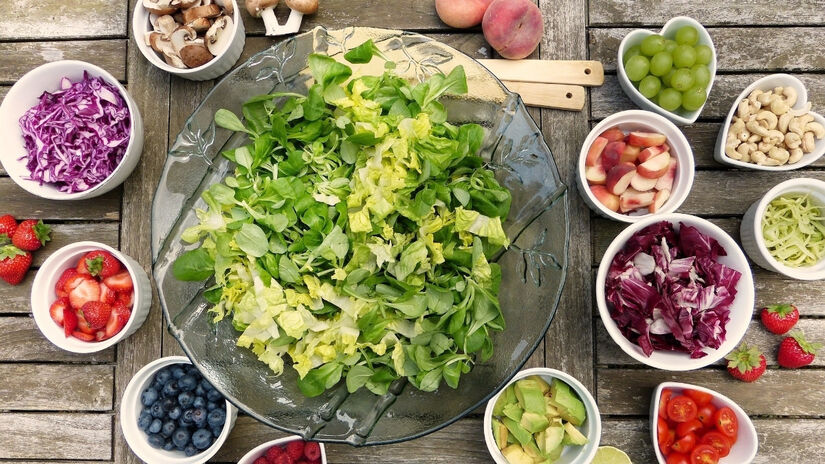 A quantidade de elementos que podem compor uma salada é imensa, ajudando a promover a variedade de cores e sabores / Pixabay
