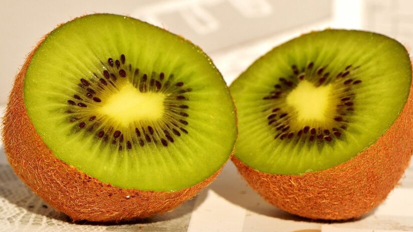 O kiwi não é só gostoso, é funcional: rico em fibras solúveis, ajuda a reduzir o colesterol, e graças à clorofila, mantém seu verde vibrante mesmo quando maduro / Pixabay