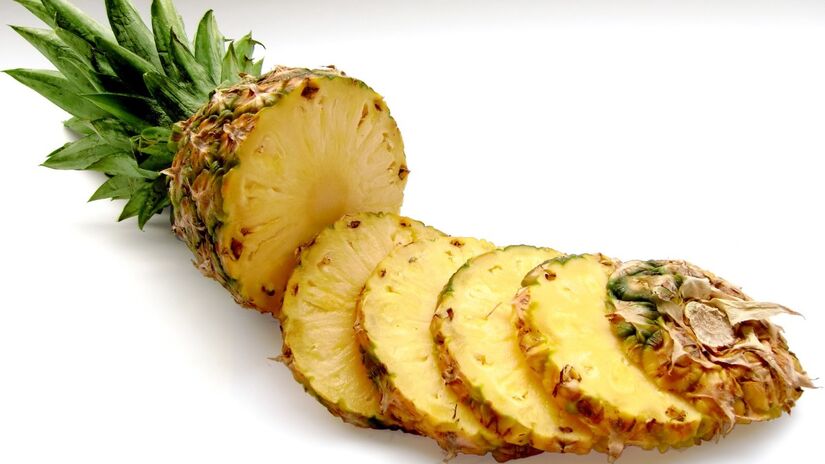 O abacaxi é uma fruta tropical com sabor ácido-doce / Pixabay