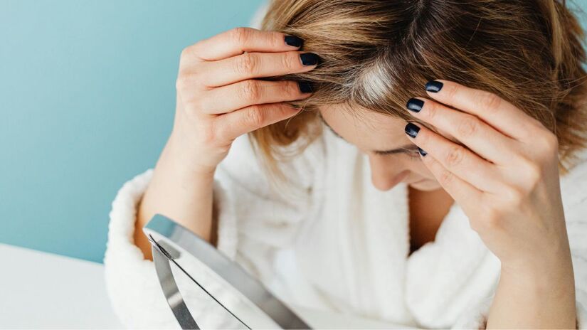 É mito: O cabelo ficar grisalho não significa que a pessoa não terá queda de cabelo 