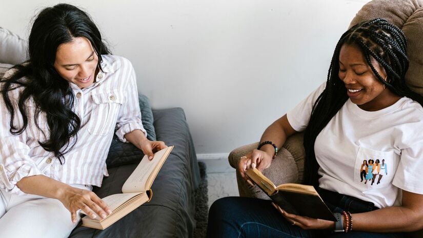 O senso de pertencimento e a conexão com outras pessoas oferecem uma rede de apoio que pode ser crucial em momentos difíceis, evitando o isolamento e o sofrimento psíquico - Pexels