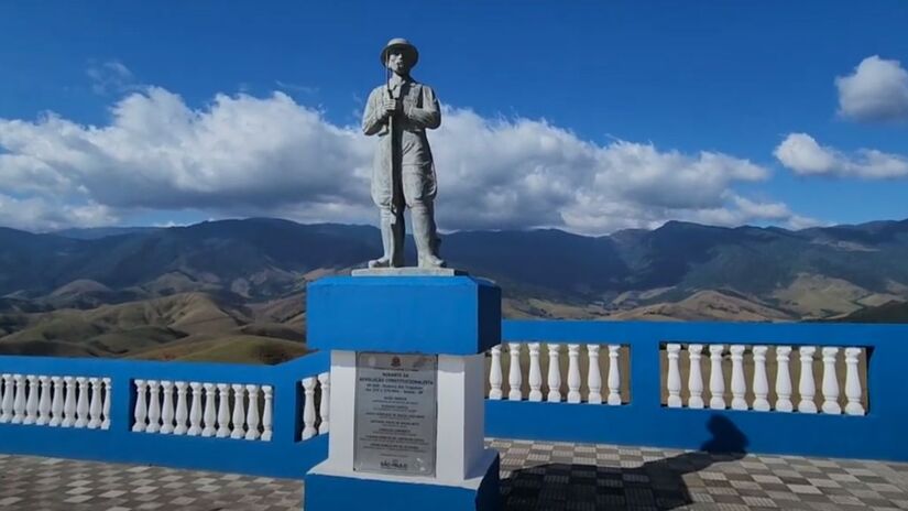 Estátua em homenagem aos soldados paulistas, com vista para a Serra da Bocaina, integra rotas históricas percorridas por motociclistas/ Reprodução YouTube/Sabores da Tita