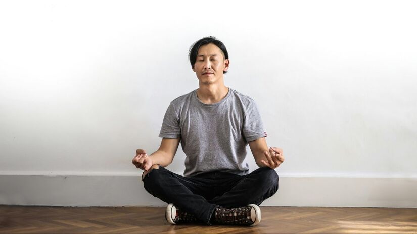 Alguns oferecem meditações guiadas e sons relaxantes que são especificamente projetados para ajudar a acalmar a mente e combater a insônia - Pexels