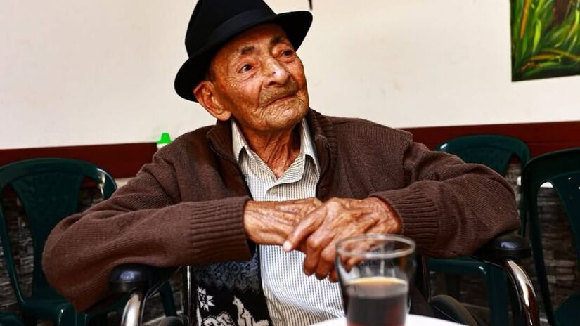 A identidade de Julio Enrique Saldarriaga comprova seus 112 anos de história e resistência/ Reprodução: Facebook/Colombia One