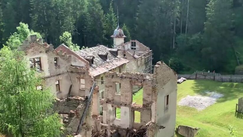  Localizadas no coração do Parque Natural das Dolomitas de Sesto, essas fontes eram conhecidas desde 1586 - Youtube