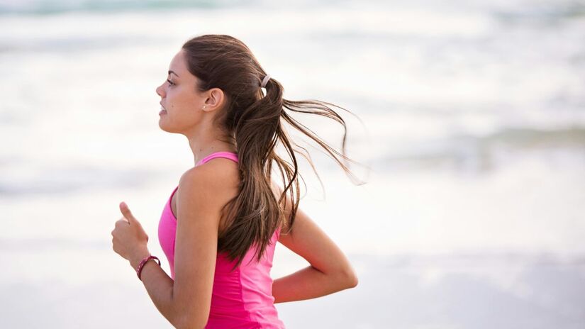 Praticar Atividades Físicas: Pelo menos 150 minutos de exercício moderado por semana são recomendados para fortalecer o sistema imunológico e ajudar no controle do peso. Caminhadas, corridas, natação ou dança são ótimas opções - Pexels