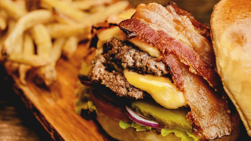 Evite carnes Processadas: Bacon, salsichas e embutidos possuem conservantes que aumentam o risco de câncer colorretal. Controle o Sal e o Açúcar - Pexels