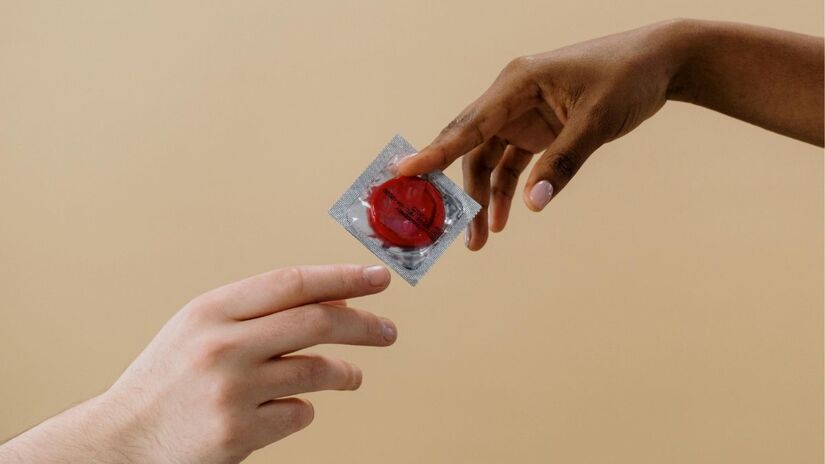 Proteger-se Contra Infecções: Certas infecções, como hepatite B e HPV, estão ligadas ao câncer de fígado e colo do útero. A vacinação é uma medida preventiva eficaz - Pexels

