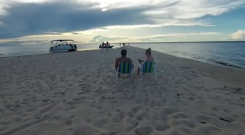 Bancos de areia branca se espalham pelas margens do Rio Tapajós e Arapiuns, criando a sensação de um mar de água doce