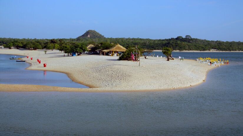 A paisagem combina rios cristalinos, florestas densas e uma fauna diversa, tudo isso a poucos passos da pequena e charmosa vila