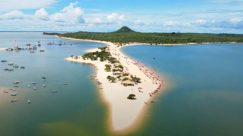 Por exemplo, entre agosto e dezembro, o "verão amazônico" revela as famosas praias de rio, ideais para banhos, caminhadas e passeios de barco