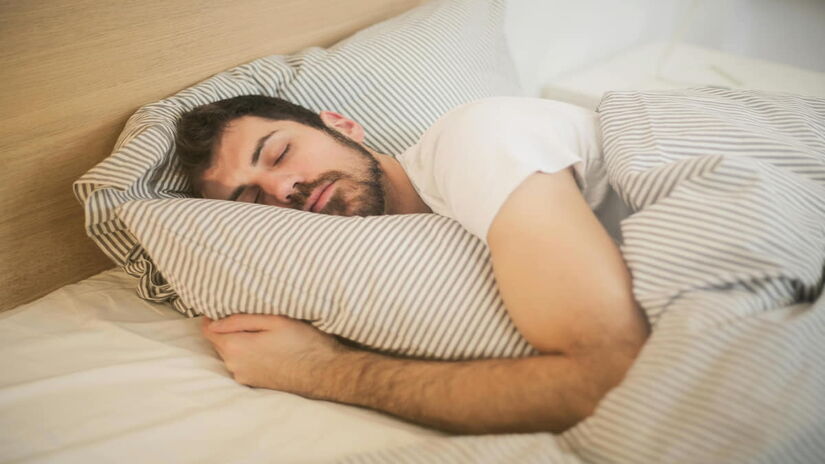 Segundo a Dra. Rebecca Robbins, a primeira coisa que não se deve fazer ao acordar durante a madrugada é olhar para o relógio (Andrea Piacquadio/Pexels)