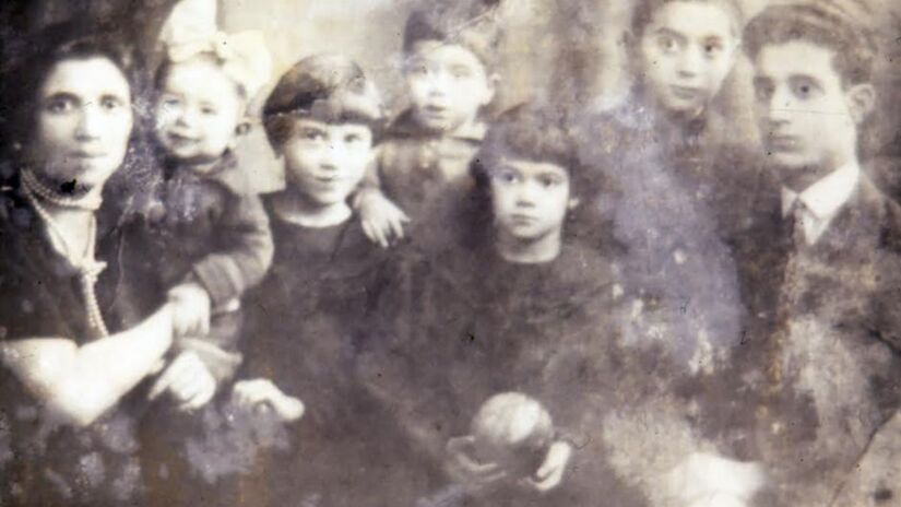 Na fotografia ao lado de familiares, Berta Loran aparece no colo da mãe/Reprodução/Memórias Cinematográficas
