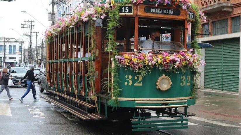 A decoração urbana é um dos destaques do festival, que leva flores e arte para pontos icônicos de Santos/ Divulgação
