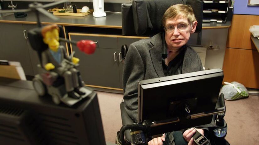 Stephen Hawking em seu escritório. Meio século após sua previsão, a ciência confirmou a teoria de que a área de um buraco negro nunca diminui/ Gorka Lejarcegi