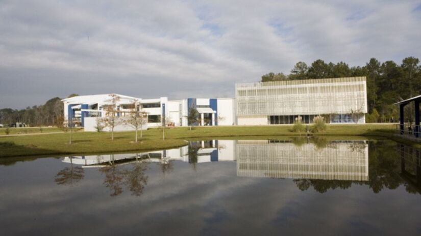 Vista externa do LIGO, um dos observatórios responsáveis pela detecção histórica de ondas gravitacionais que validou a teoria de Hawking/ Caltech/MIT/LIGO Lab
