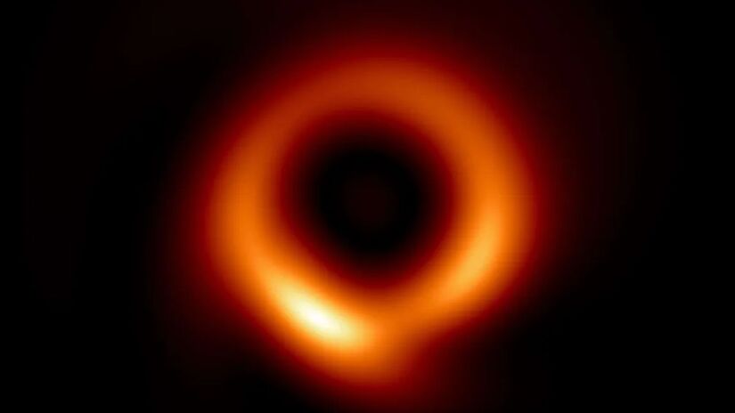 A primeira imagem real de um buraco negro, registrada pelo Event Horizon Telescope. A observação de horizontes de eventos reforça a importância das previsões de Hawking para a física moderna/ PRIMO/INSTITUTE FOR ADVANCED STUDY