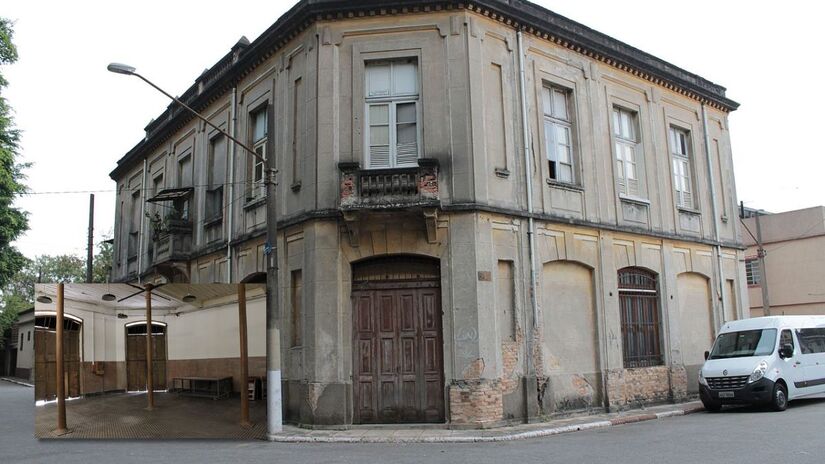 Esquina da antiga farmácia da vila, hoje sede do Grupo XIX de Teatro; interior do espaço adaptado para atividades culturais/ CapozziBruno/Wikimedia Commons