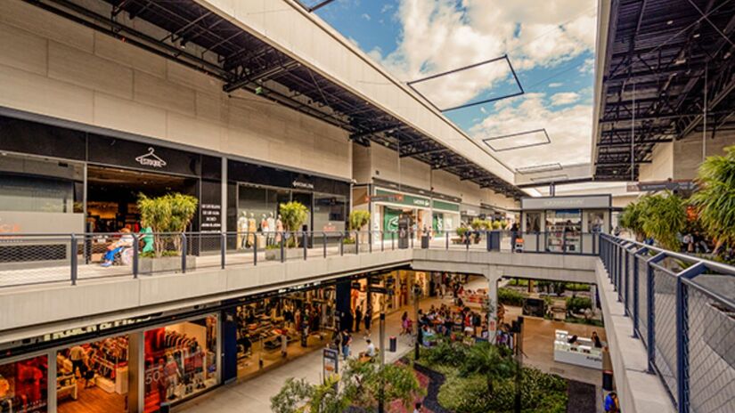 Ambiente a céu aberto permite passeios entre descontos que chegam a 70%/ Divulgação