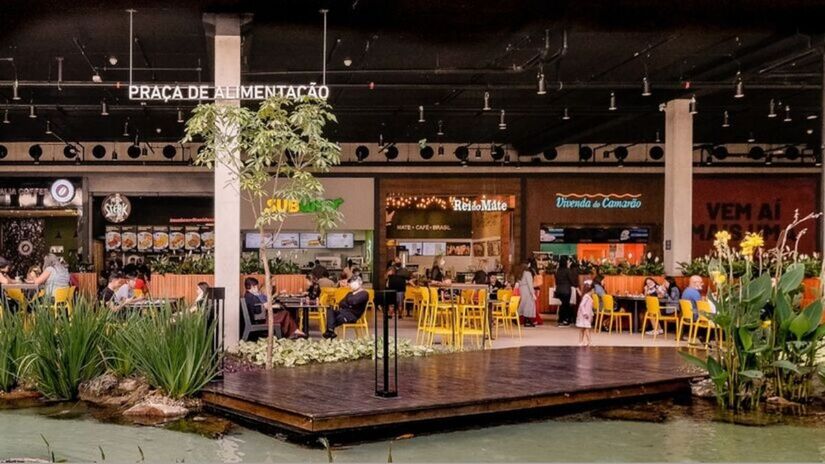 A praça de alimentação reúne opções variadas para complementar a experiência de compras/ Divulgação