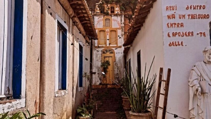 A entrada da Vila Secreta, na Aclimação, guarda o clima de mistério e encanto do espaço histórico/ Divulgação