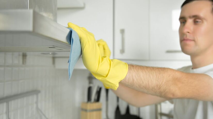 Com que frequência devo limpar os armários para evitar acúmulo de gordura? O ideal é passar um pano úmido nas superfícies frontais uma vez por semana. Assim, evita-se a formação de crostas e dispensa limpezas mais pesadas/ yanalya/Freepik