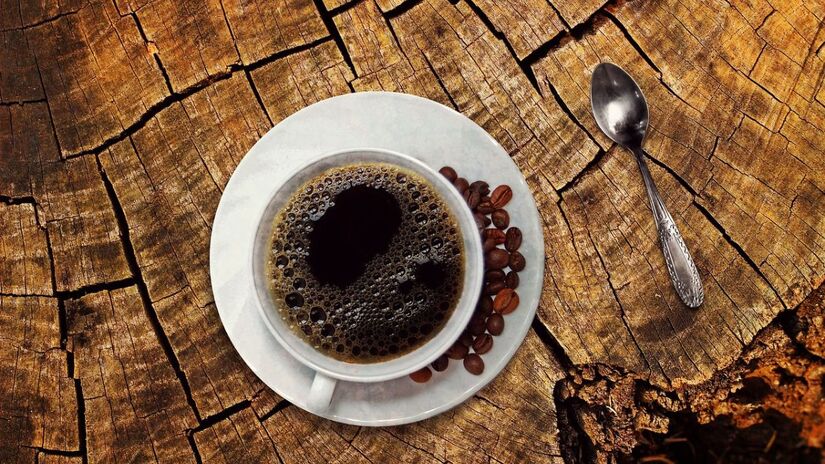 Rico em minerais como magnésio, fósforo e potássio, o café pode se transformar em um fertilizante natural para o jardim/ Anja/Pixabay