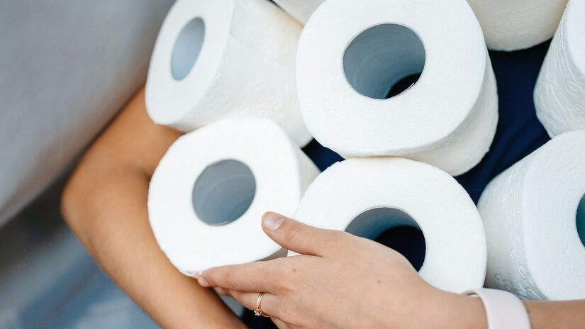 O uso massivo de papel higiênico tem impacto ambiental elevado, envolvendo desmatamento, consumo de água e energia/ teksomolika/freepik