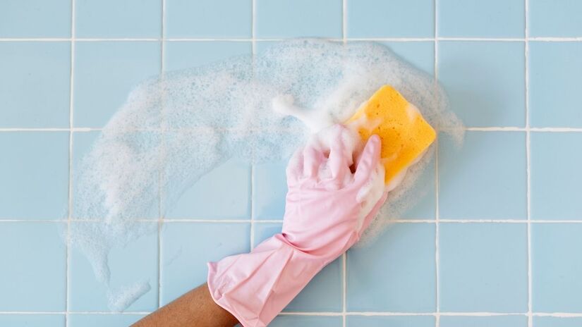 Combinação é eficiente para desinfetar pisos e banheiros/ rawpixel.com/Freepik