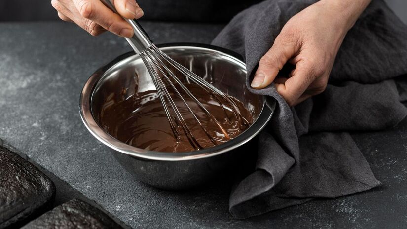 Um bom chocolate quente deve ser levemente doce escolhendo substitutos do açúcar como mel, xarope de bordo ele fica mais saudável/ Freepik