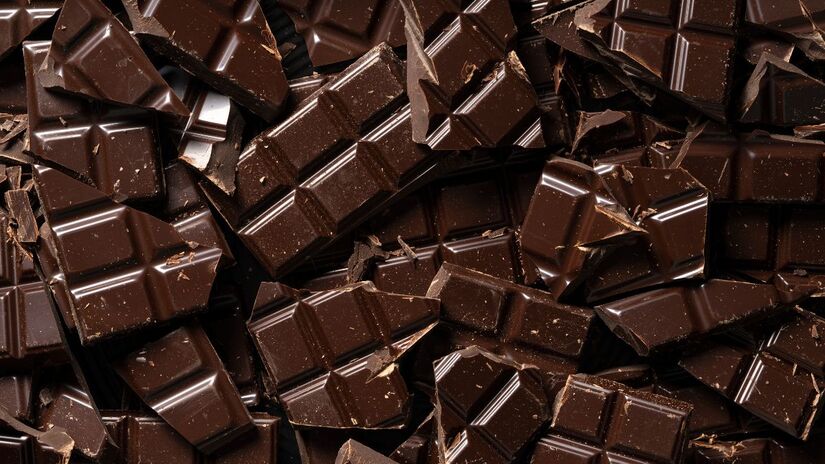 Para que seja o mais saudável possível, certifique-se de que o chocolate contenha a maior quantidade possível de massa de cacau/ Freepik