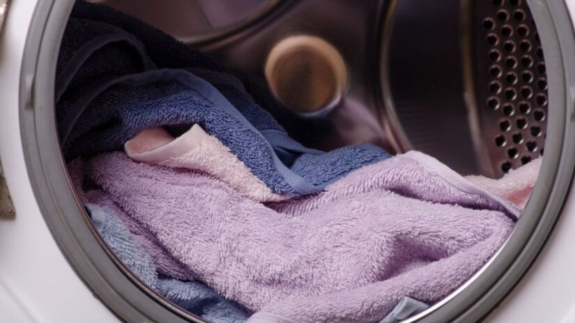 Na rotina diária, lavar toalhas a 40 °C já garante limpeza e higiene/ Shutterstock