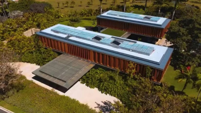 Para completar o cenário de puro conforto, a casa ainda possui espreguiçadeiras de mármore aquecidas, que foram trazidas diretamente da Inglaterra