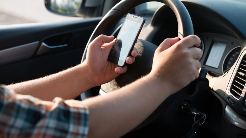 O uso do celular ao volante aumenta consideravelmente o risco de acidentes, preocupando autoridades/ s2uphoto/Depositphotos