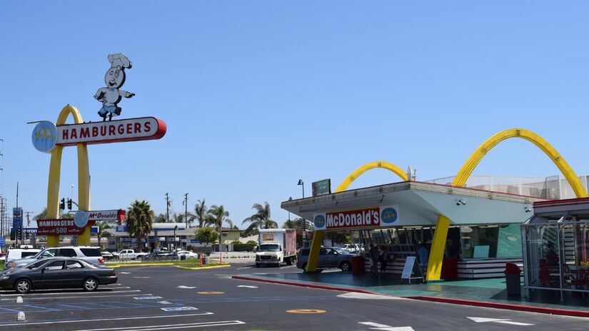 O McDonald's mais antigo em operação, inaugurado em 1953, fica em Downey, Califórnia, e foi o terceiro a ser construído / Andrew Blackburn/WikimediaCommons