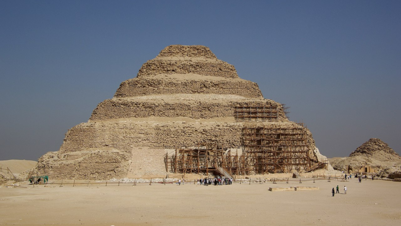Pirâmide de Djoser, a mais antiga do Egito, localizada em Sacará, região onde também foi encontrada a estátua de Gisr el-Mudir/ Berthold Werner/Wikimedia Commons
