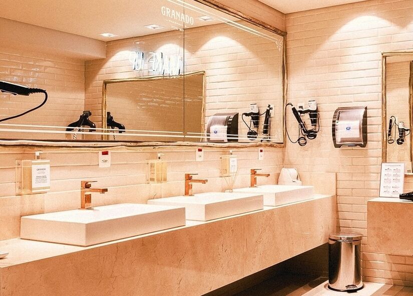 Banheiro com cosméticos da Granado na Les Cinq Gym (Reprodução/Instagram)