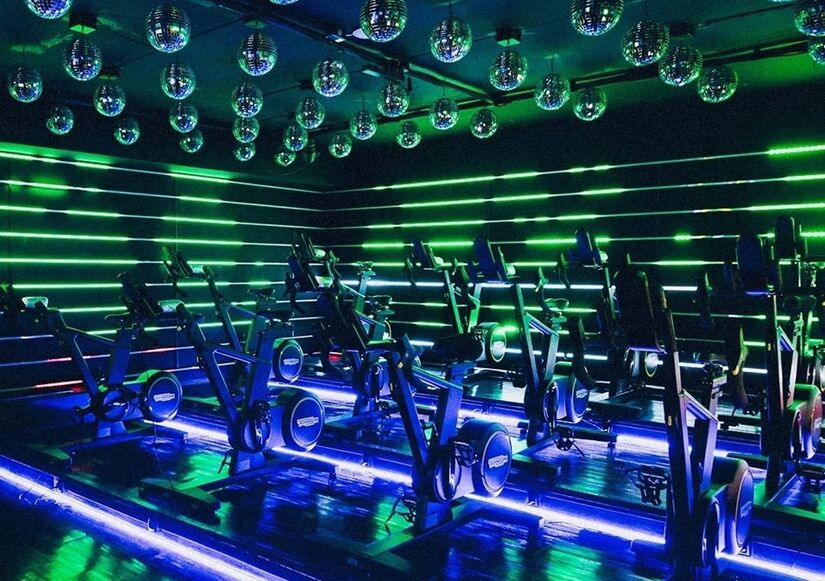Área das esteiras na Les Cinq Gym; academia tem grupo de corrida exclusivo (Reprodução/Instagram)