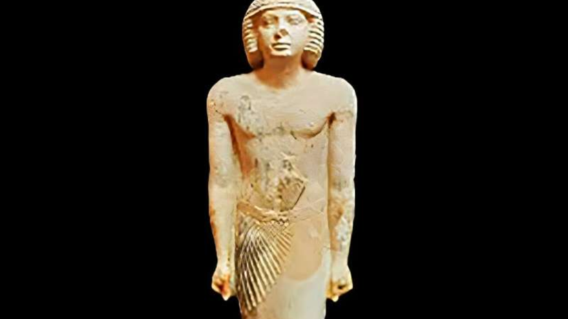 Escultura em calcário de Gisr el-Mudir: nobre retratado em pé, com destaque para os detalhes anatômicos e roupas típicas do Império Antigo/ Biblioteca Zahi Hawass