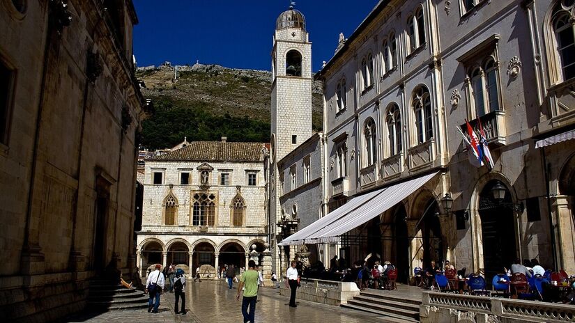 Rua e Palácio Sponza, com a Torre do Relógio ao fundo / Hedwig Storch/Wikimedia Commons