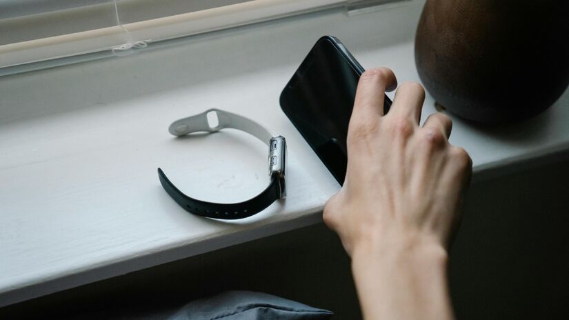 Uma forma de incentivar o consumo é o uso de lembretes e alarmes em celulares e smartwatchs / Pexels
