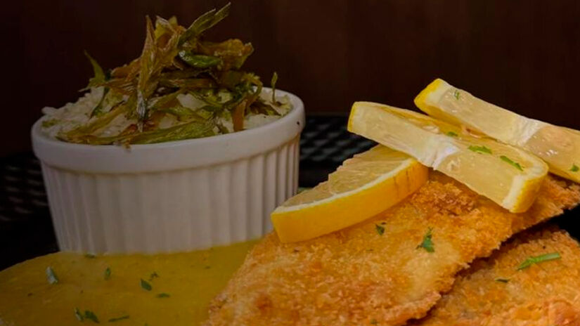 peixe empanado com purê de mandioquinha e arroz de brócolis - Divulgação