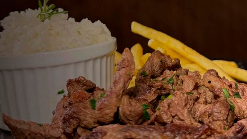 Tiras de mignon com fritas - Divulgação