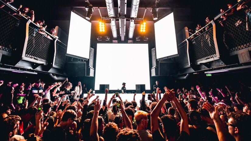 Shows, bares e outros tantos eventos sociais podem ajudar bastante quem busca um grande amor / Pixabay