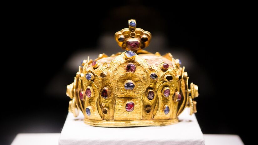 Na época medieval, os reis ostentavam coroas de ouro como forma de demonstrar riqueza e poder / Pixabay