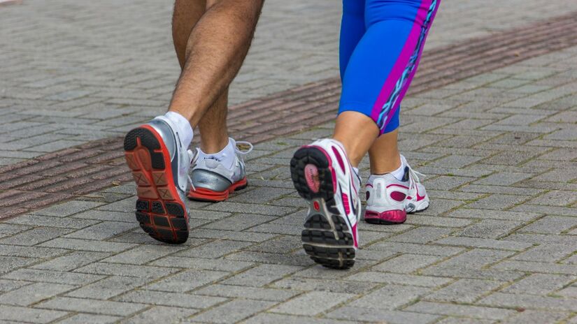 Também é possível aproveitar o momento da caminhada para colocar a conversa em dia com os amigos / Pexels