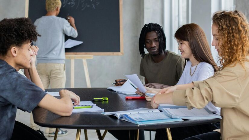 O gasto público por aluno da educação básica no Brasil em 2024, corresponde a apenas 31% da média dos países desenvolvidos - Freepik