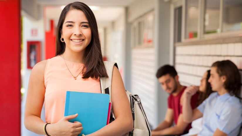 Mulheres têm mais chances de concluir o curso, mas também são maioria entre os jovens que não estudam nem trabalham - Freepik