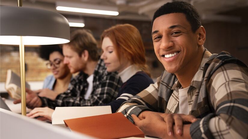 No Brasil, quem conclui a graduação recebe, em média, 148% a mais do que aqueles com apenas o ensino médio - Pexels